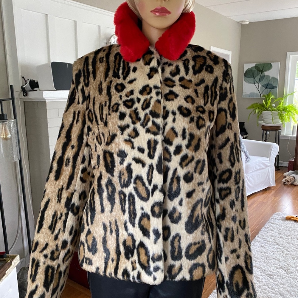 Animal print faux fur jaguar print short coat.